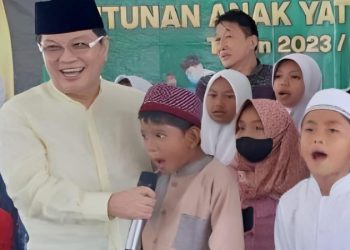 Komisaris PT. ACA Bagikan Santunan Ke Anak Yatim